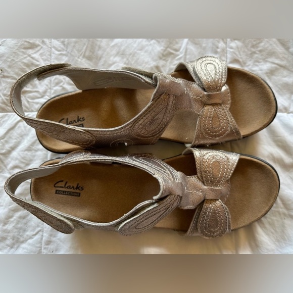 SANDALS Clarks Lexi Walnut 9M - Gold Metallic - Never worn - Picture 4 of 8